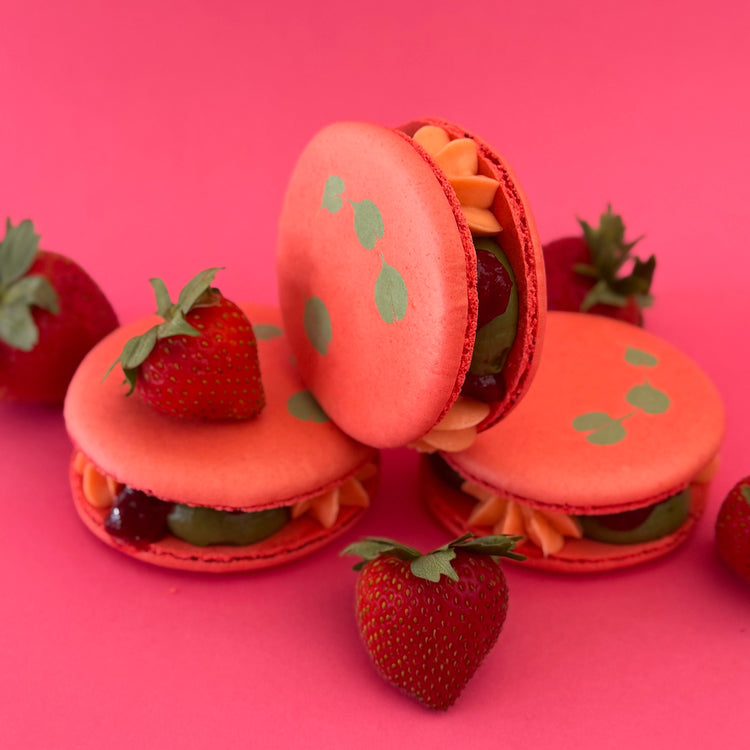 Strawberry & Matcha XL macaron